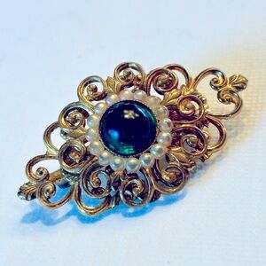 Vintage CORO 1.75” goldtone brooch with round green center stone & faux pearls